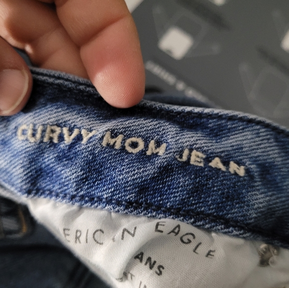 AMERICAN EAGLE | Curvy mom high waist distressed busted knee jeans - Picture 8 of 10